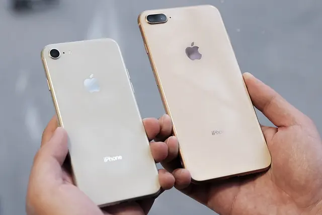 iPhone na mão