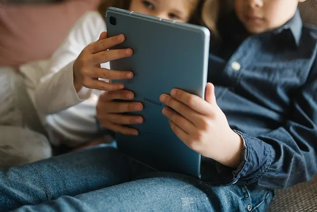 Tablet nas mãos de um jogador