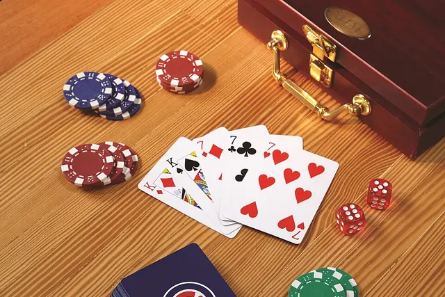 Mesa de poker com fichas